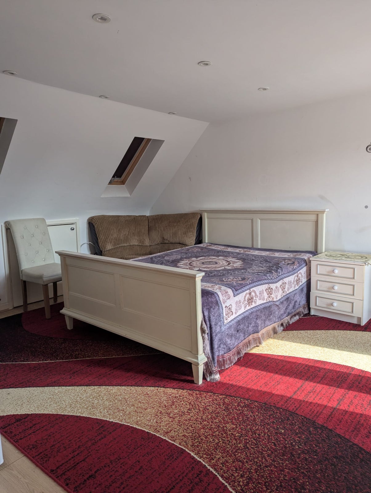 Room Burnside Road in Greater London