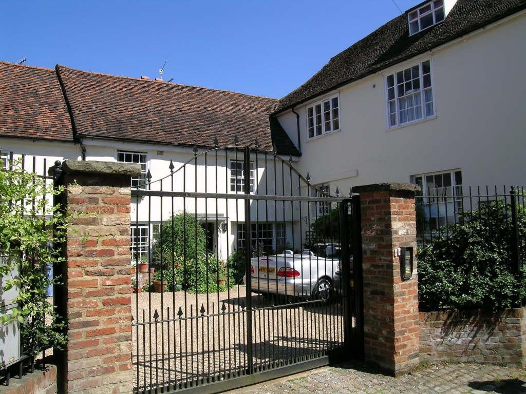 Flat French Horn Court in East Hertfordshire