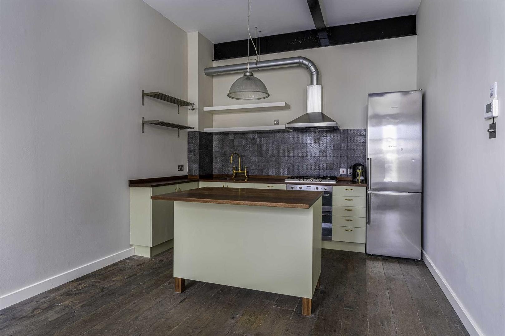 Flat Carysfort Road in Greater London