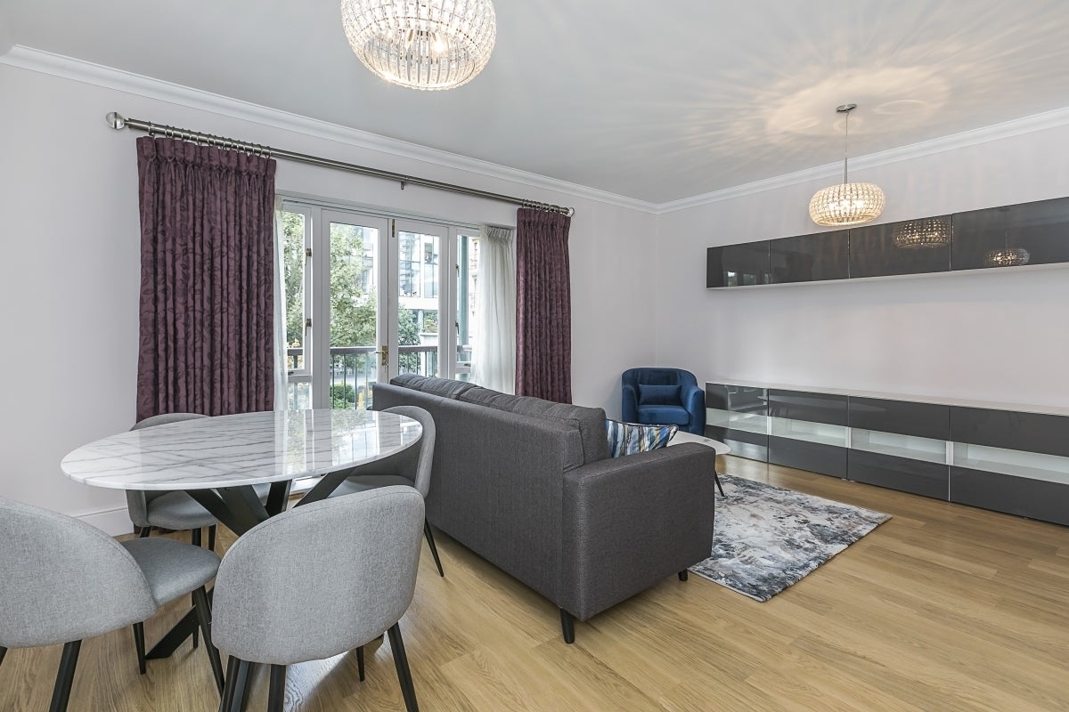 Flat Folgate Street in Greater London