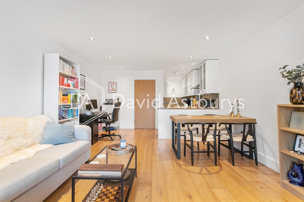 Flat Liverpool Road in Greater London