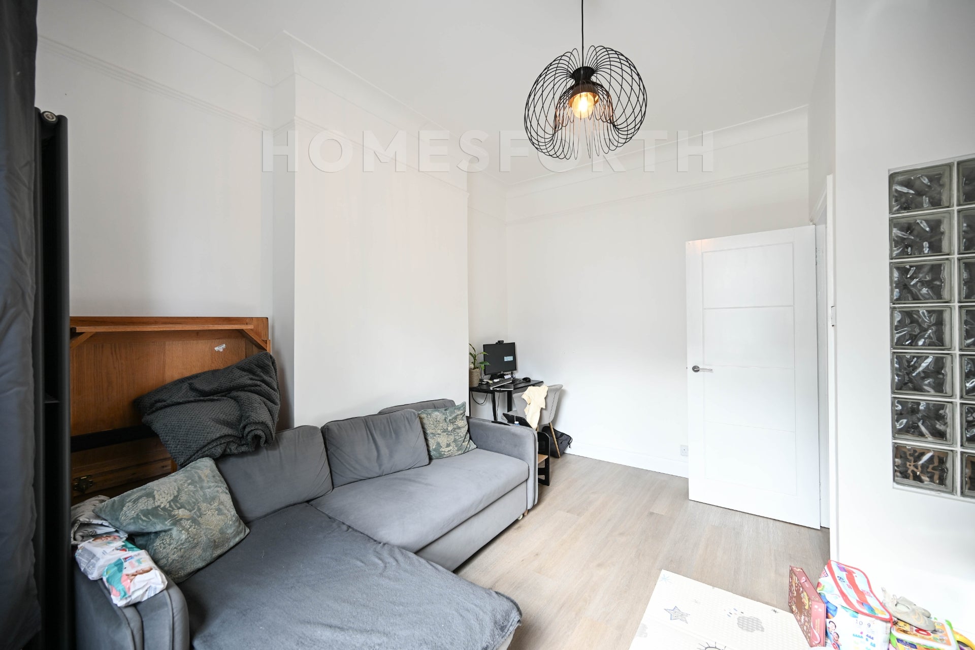Flat Rainham Road in Greater London