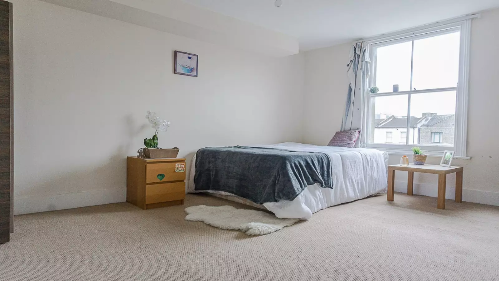 Room 1st Avenue in Greater London