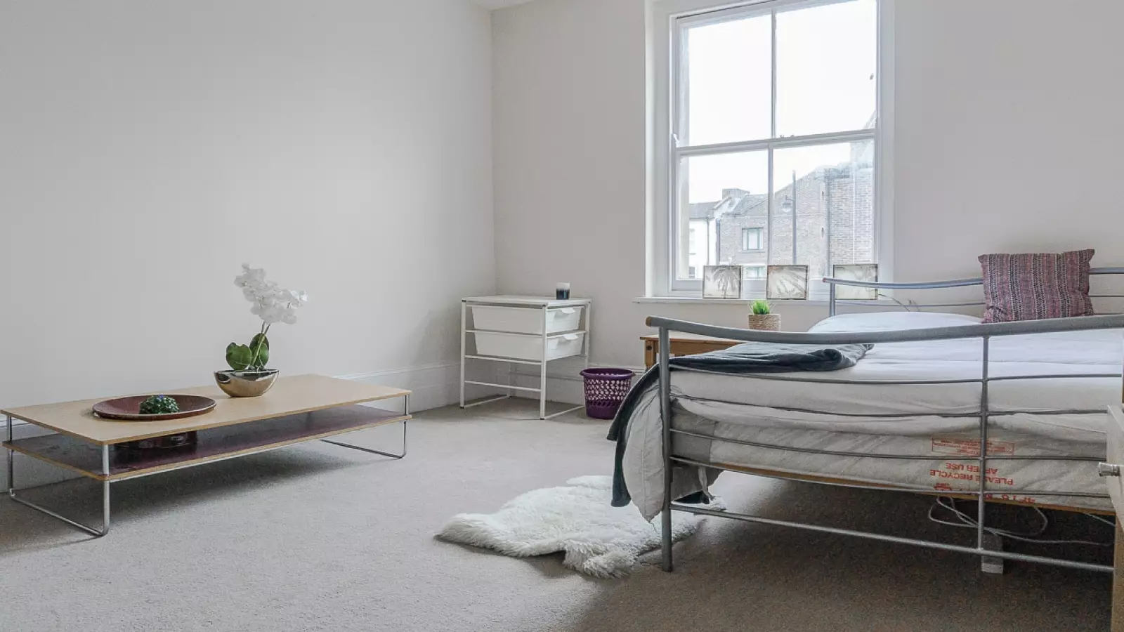 Room 1st Avenue in Greater London