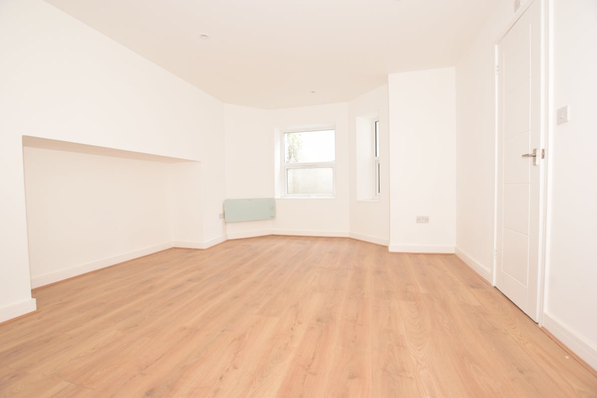 Flat Canterbury Road in Herne Bay