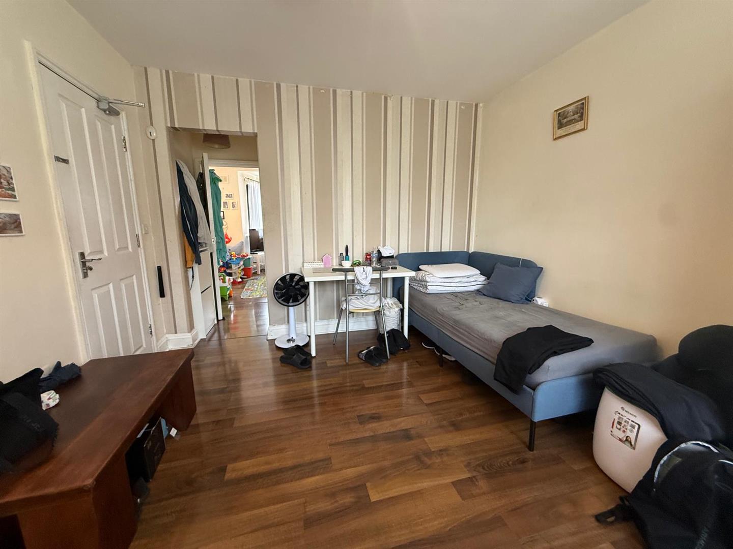 Flat Berwick Road in Greater London