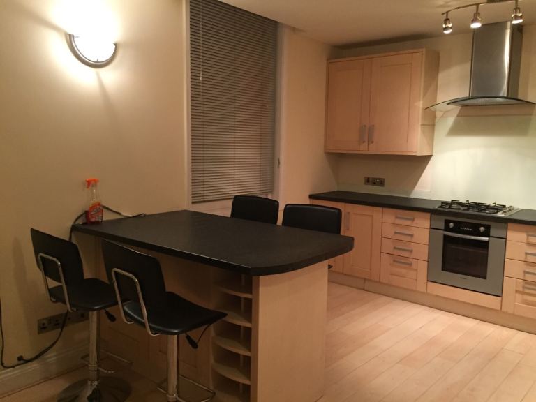 Flat Broomhill Road in Greater London