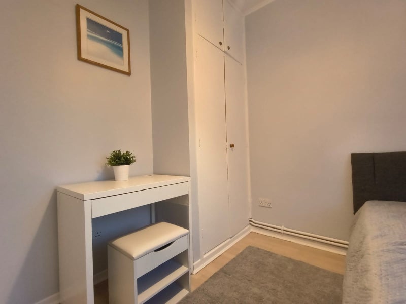 Room Broomwood Road in Greater London