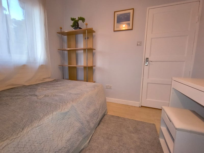 Room Broomwood Road in Greater London