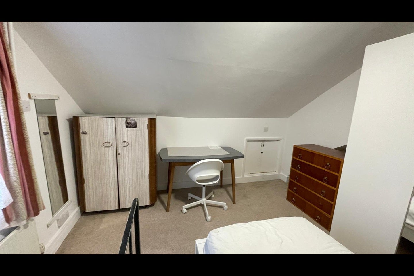 Room Lower Court Road in Epsom and Ewell