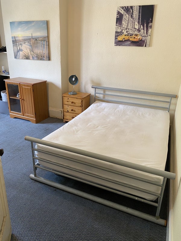 Flat Cossham Road in Bristol