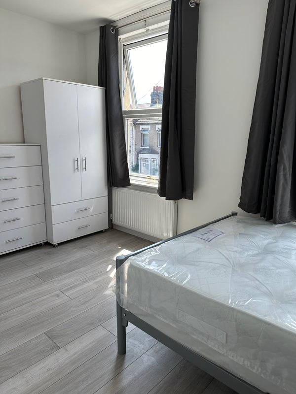 Room Somerset Road in Greater London