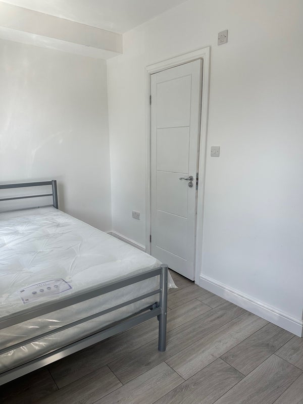 Room Somerset Road in Greater London