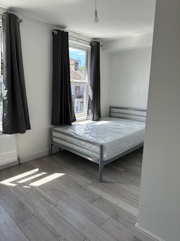 Room Somerset Road in Greater London
