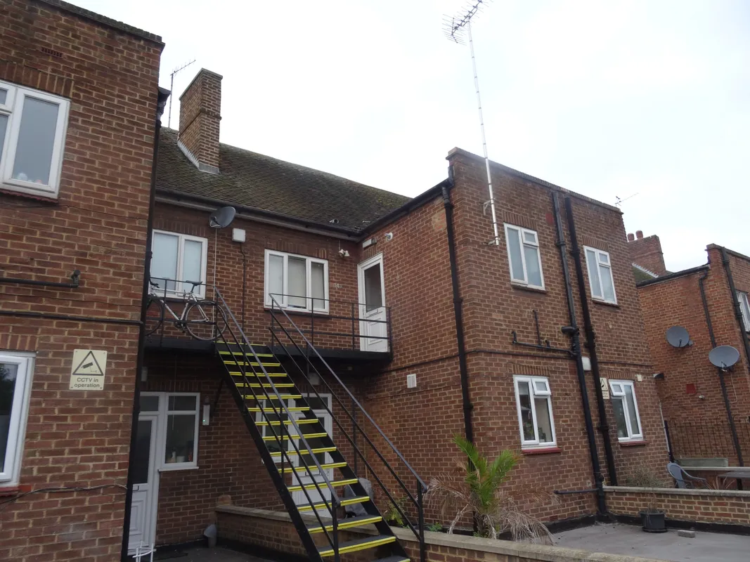 Flat Castle Street in Greater London