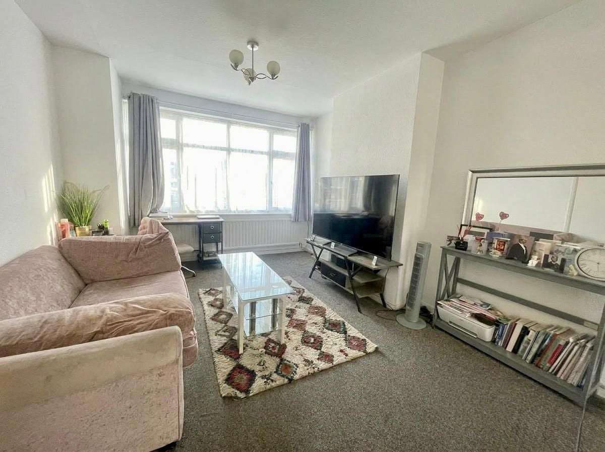 House Saxon Close in Greater London
