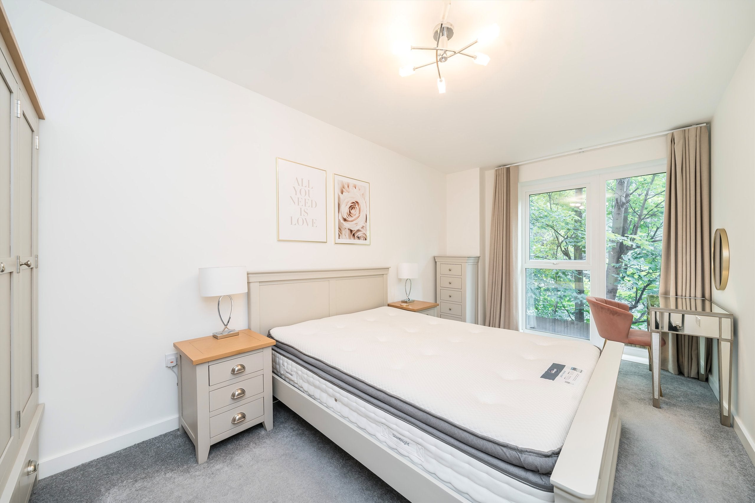 Flat Bowen Drive in Greater London