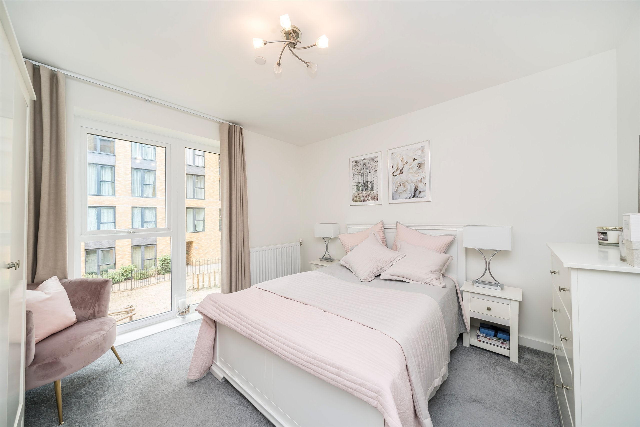 Flat Bowen Drive in Greater London