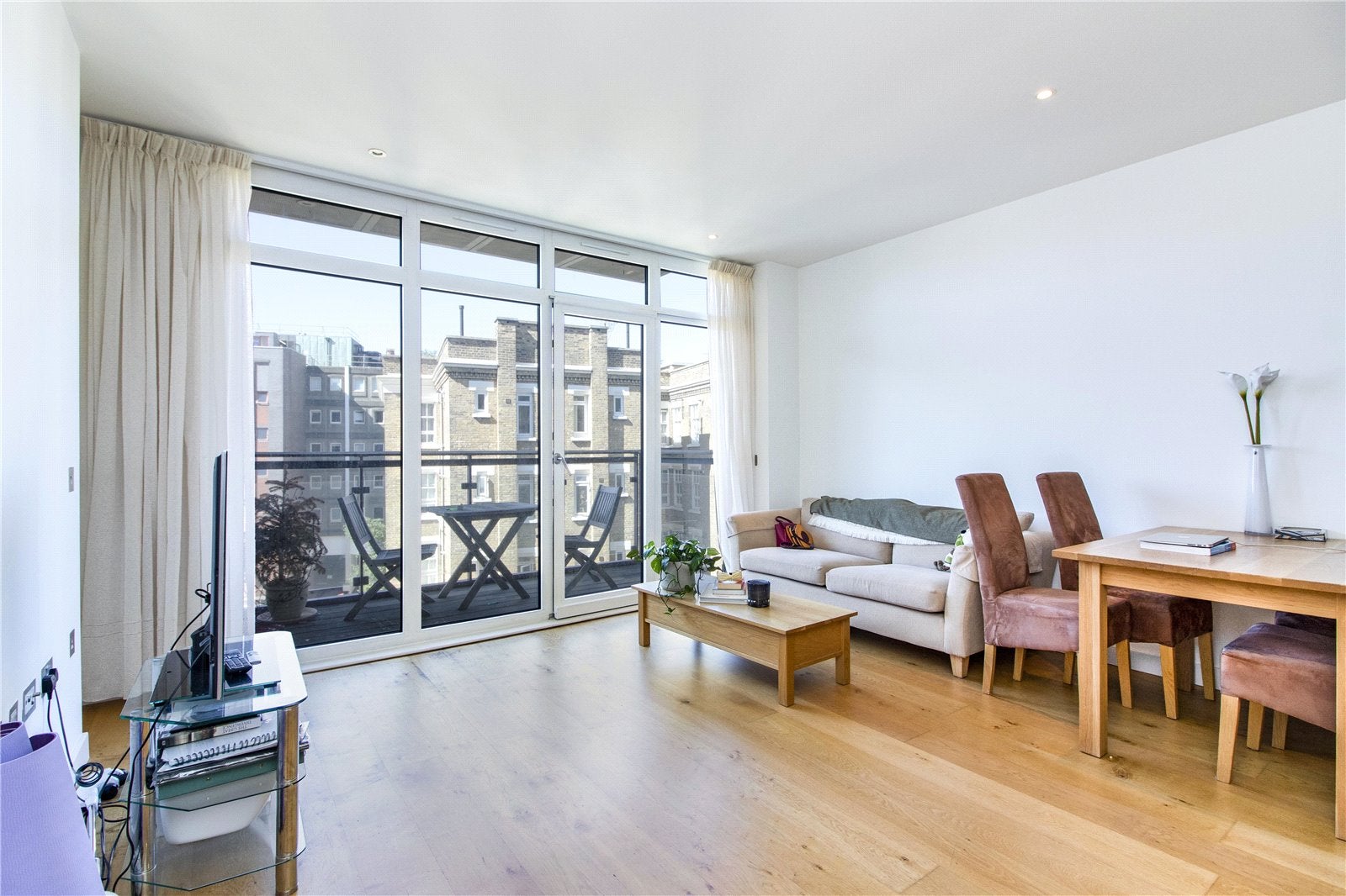 Flat Gatliff Road in City of Westminster