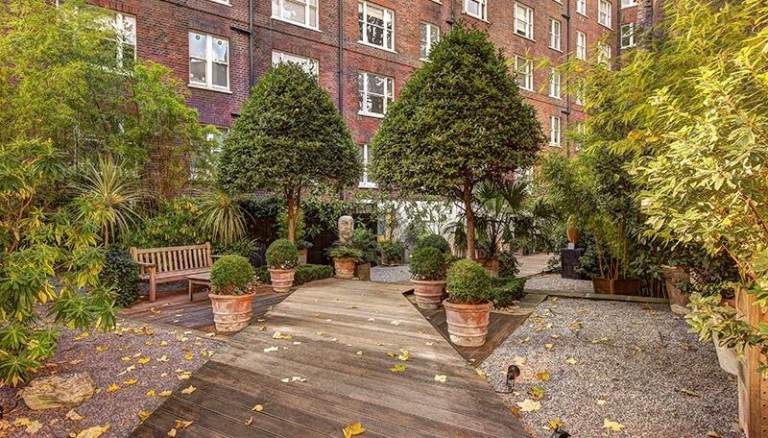 Flat Hill Street in City of Westminster