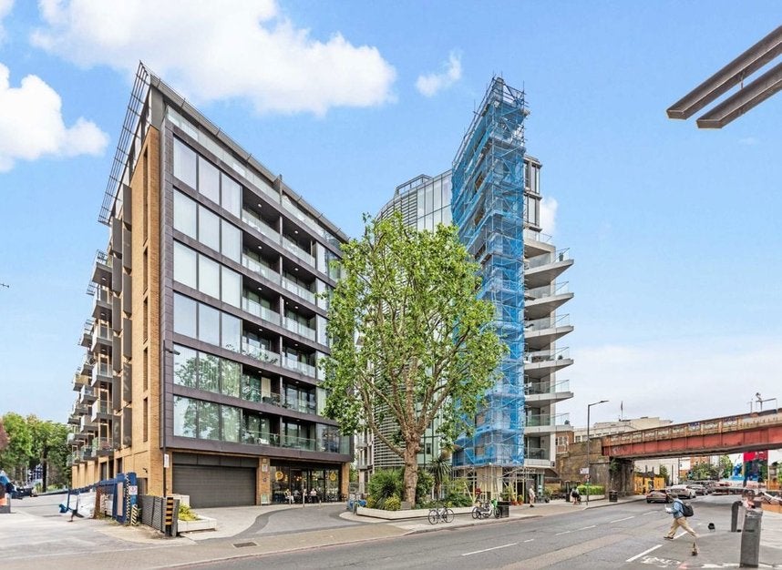 Flat Plaza Gardens in Greater London