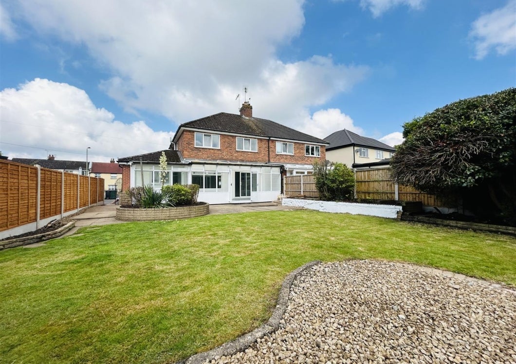 House Meadow Road in Albrighton