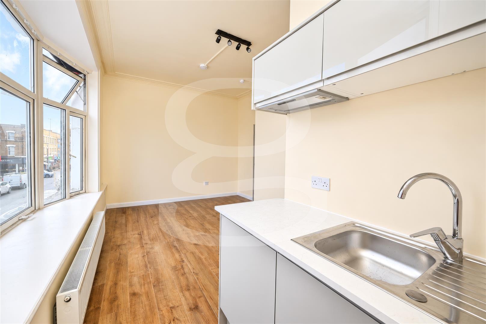 Flat Middle Lane in Greater London