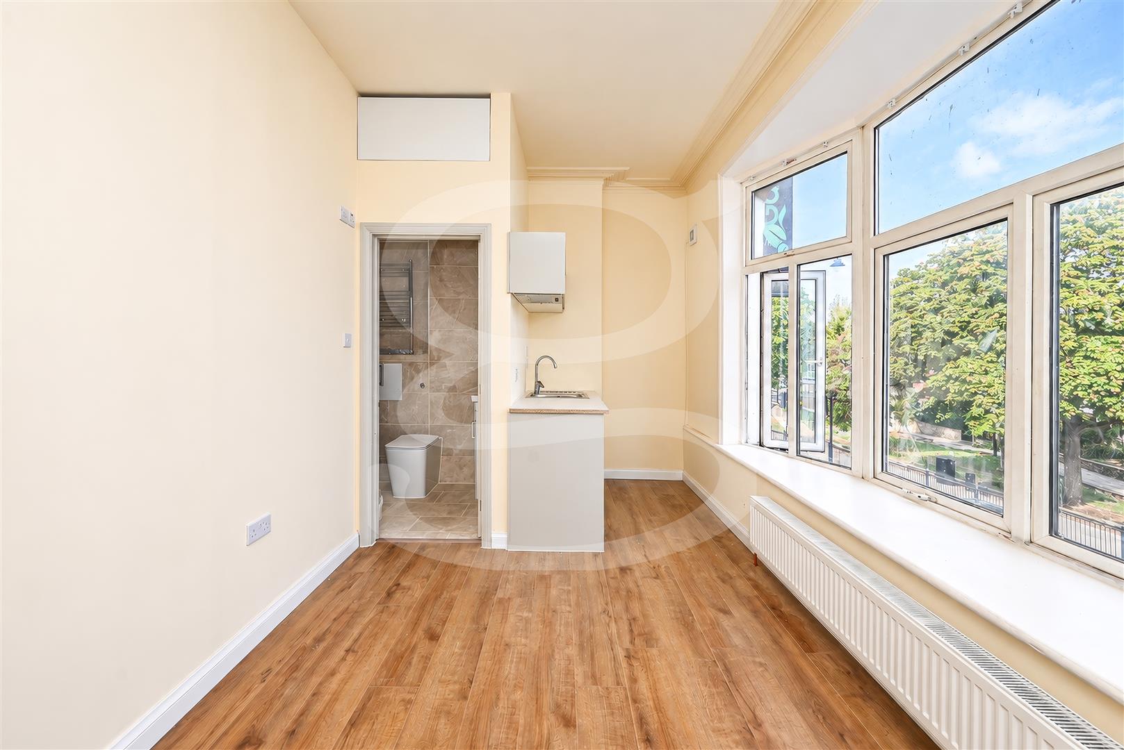 Flat Middle Lane in Greater London