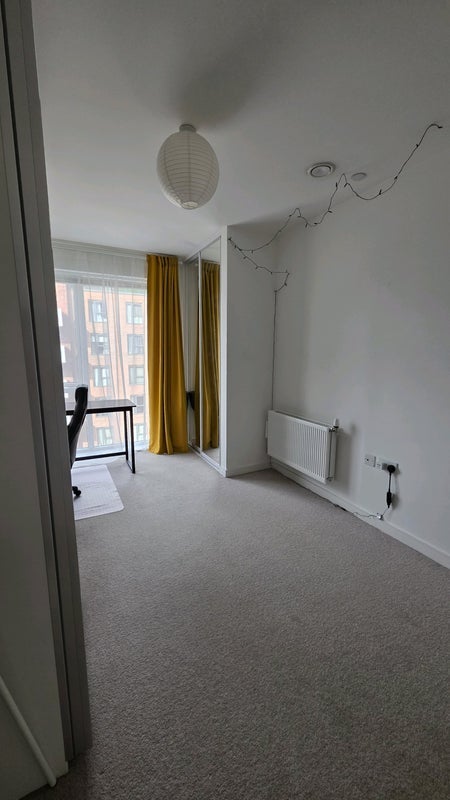Room Brownlow Road in Greater London