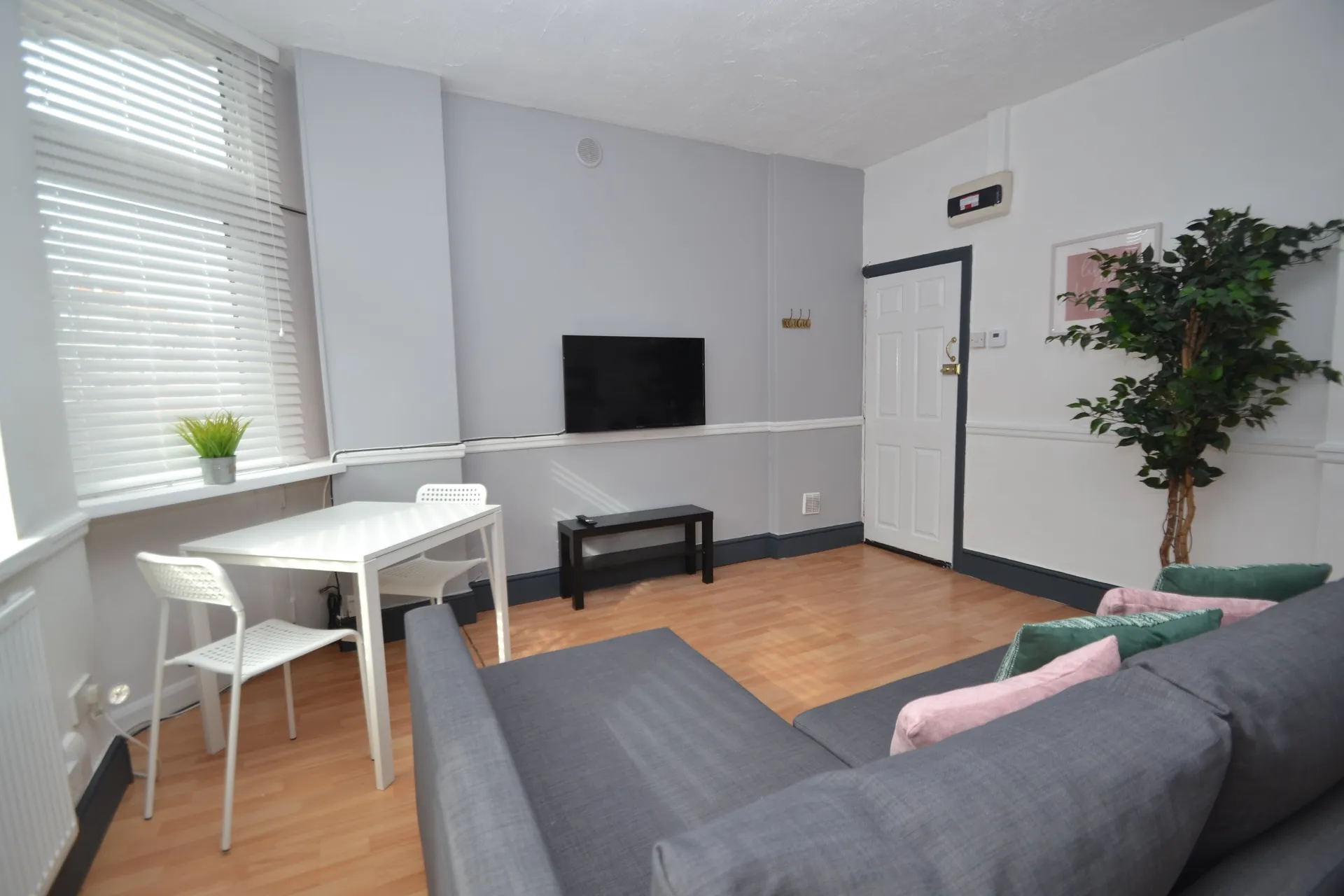 Flat Tewkesbury Street in Cardiff