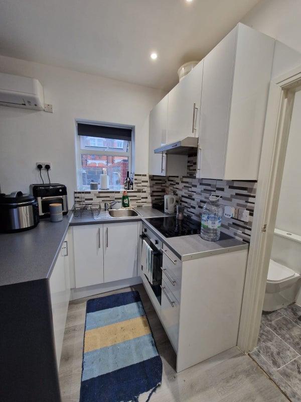 Flat Harlesden Road in Greater London