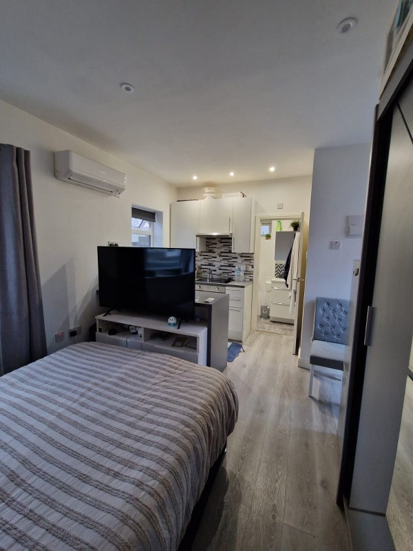 Flat Harlesden Road in Greater London