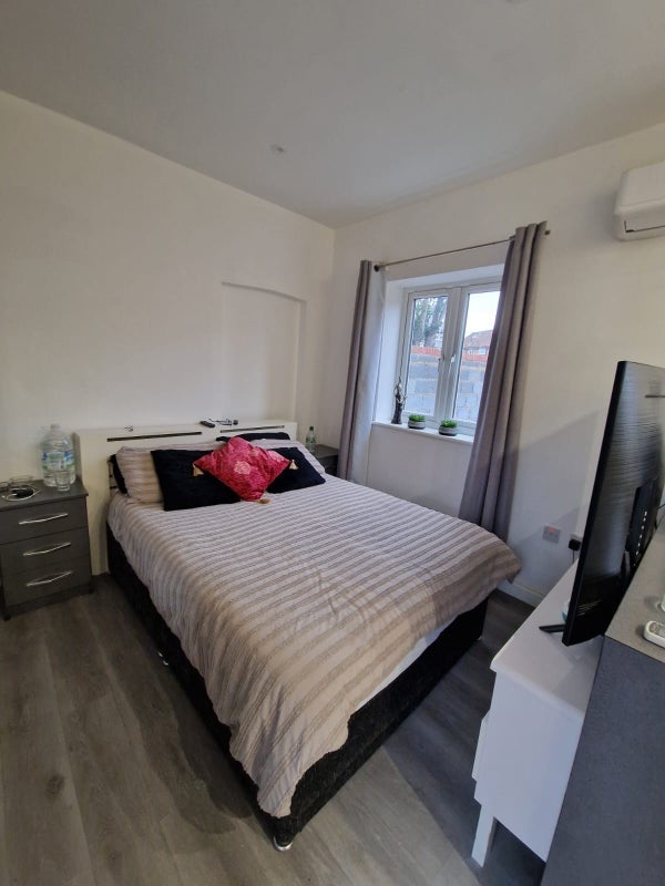 Flat Harlesden Road in Greater London