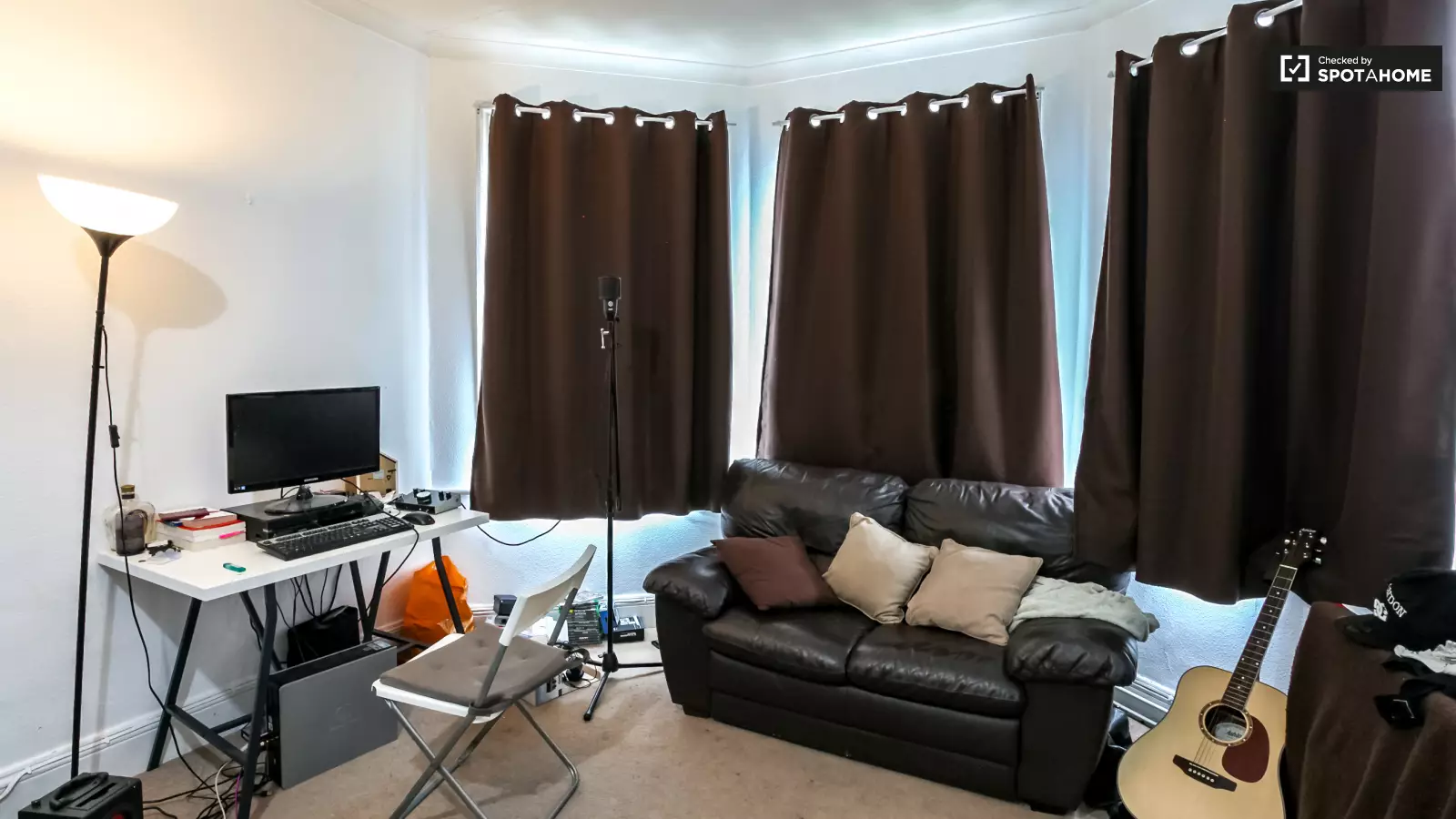 Flat Hardwicke Road in Greater London
