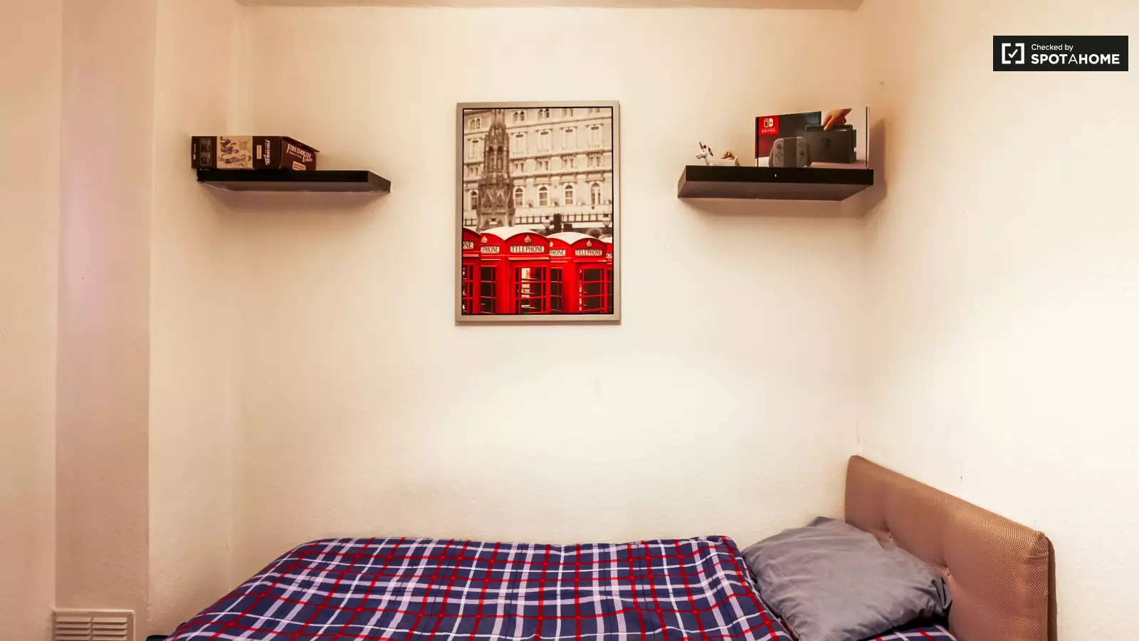 Flat Hardwicke Road in Greater London