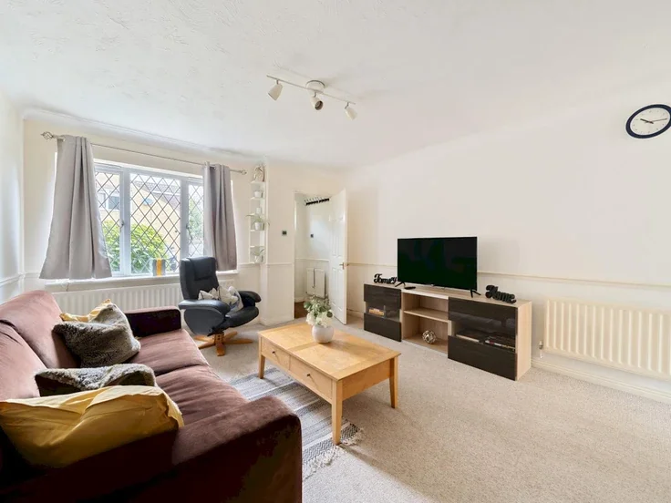 House Danesfield Close in Walton-on-Thames