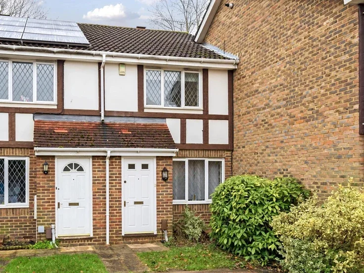 House Danesfield Close in Walton-on-Thames