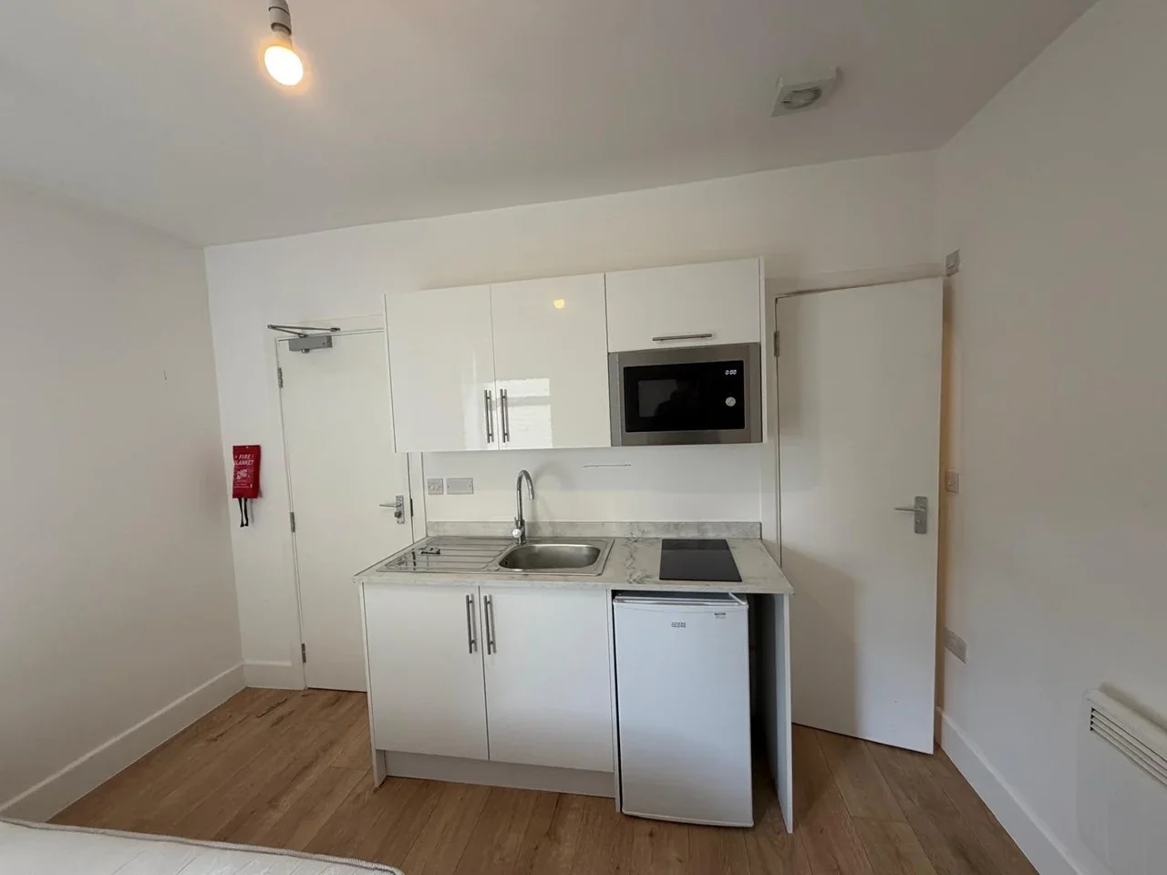 Flat Inwood Road in Greater London