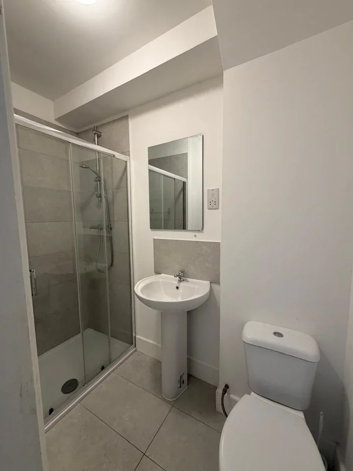 Flat Inwood Road in Greater London