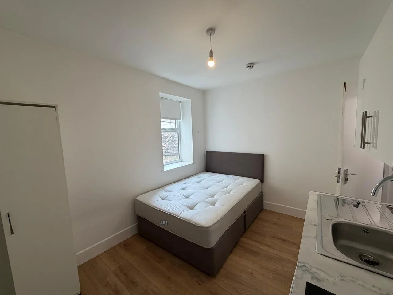 Flat Inwood Road in Greater London