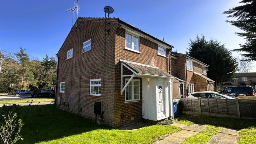 Flat Chisbury Close in Winkfield