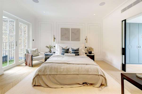 House Warwick Gardens in Greater London