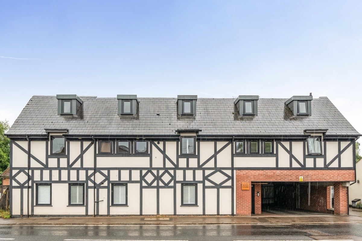 Flat Uxbridge Road in Three Rivers