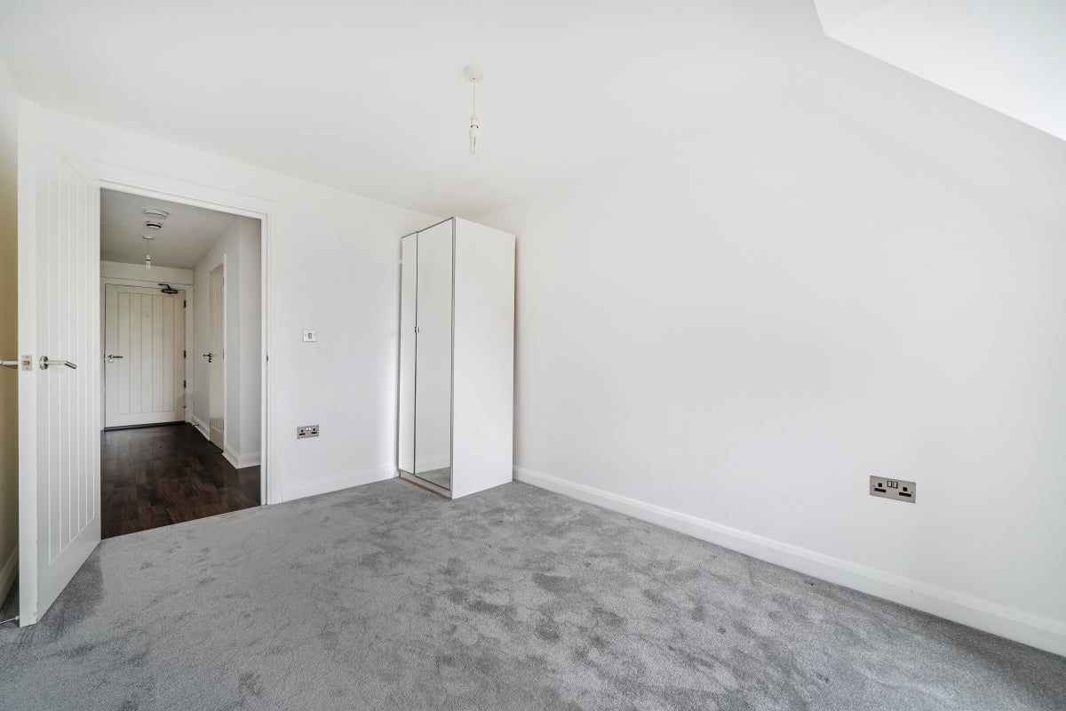 Flat Uxbridge Road in Three Rivers
