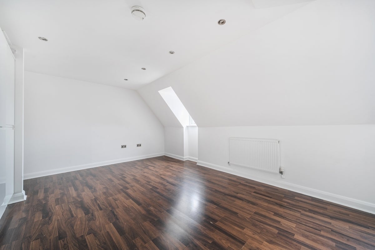 Flat Uxbridge Road in Three Rivers