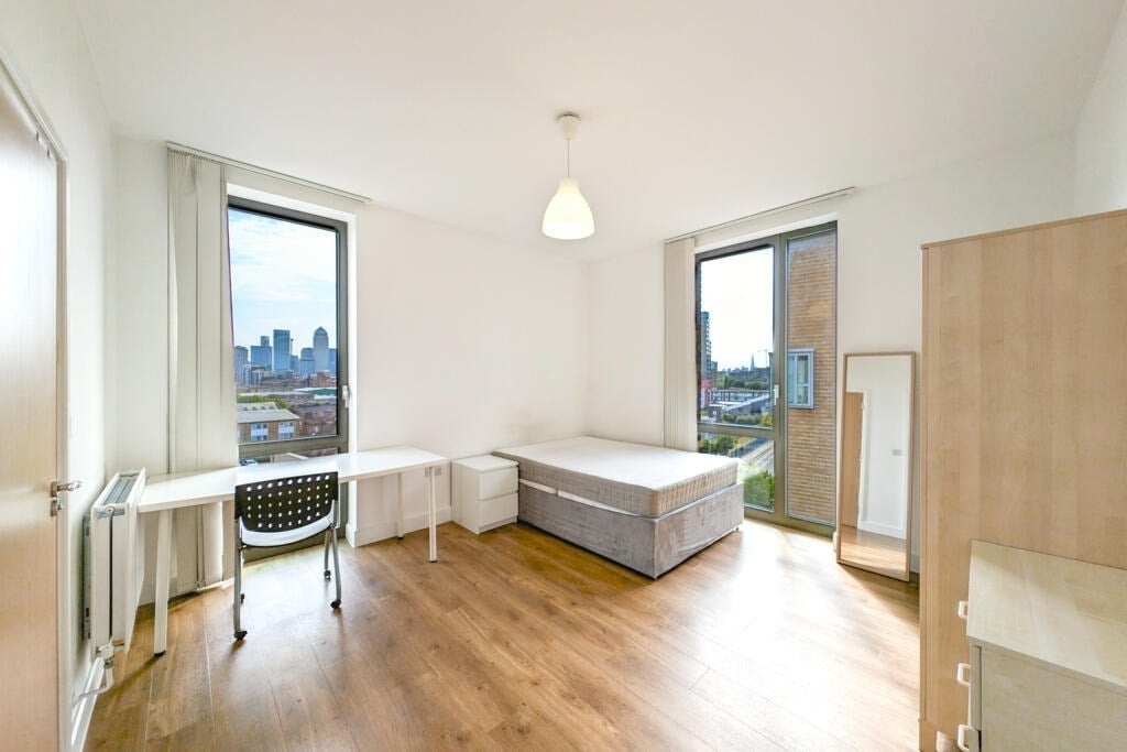 Flat Grant Square in Greater London