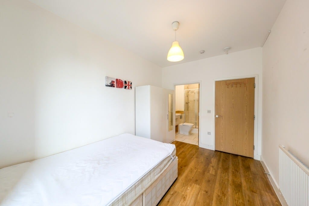Flat Grant Square in Greater London