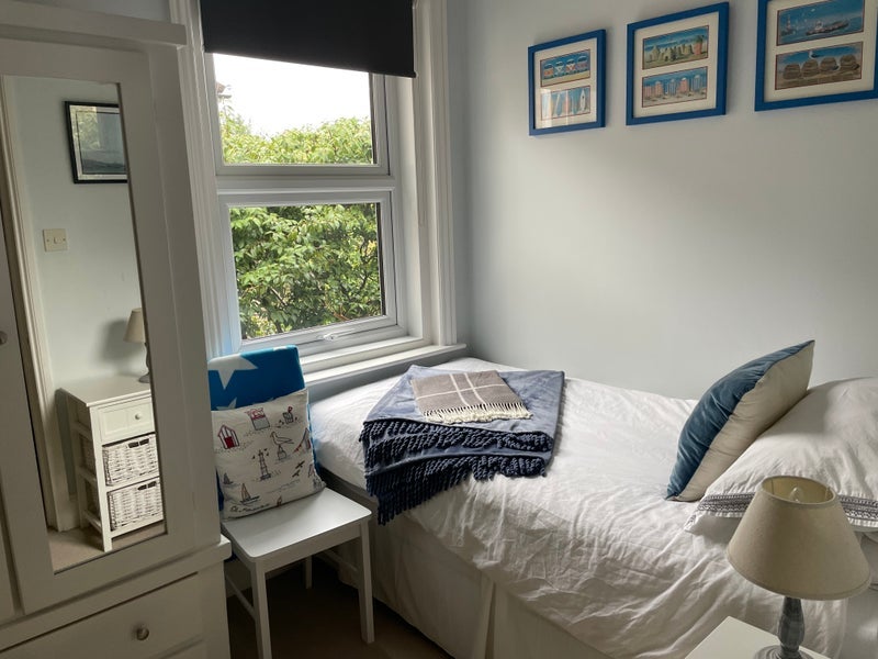 Room Vale Road in Poole