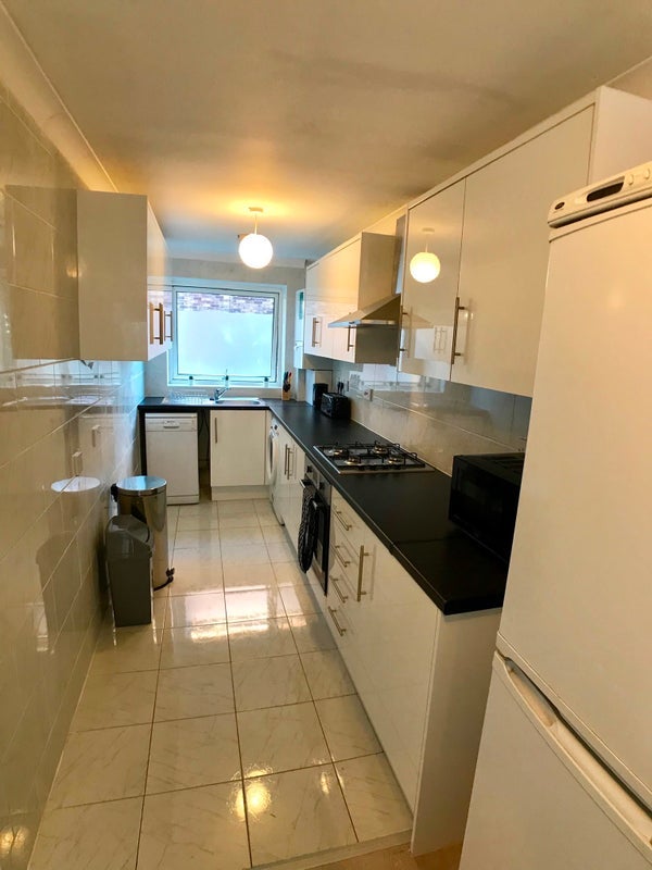 Room Ascot Road in Greater London