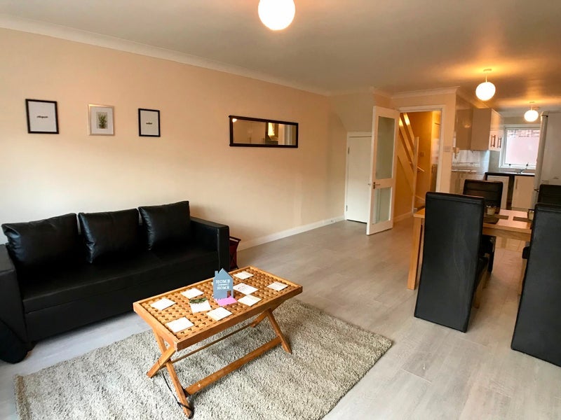 Room Ascot Road in Greater London